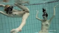 Reproduzir O nado de Missy submerso e carinhoso com cada um inusitado