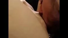 Reproducir esta impresionante co-ed tiene clímax sobre un falo anhelante en la webcam