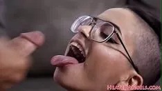 Oynat Dövmeli sürtük gözlük sinir hunk alır