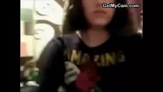 Reproducir Los ujieres adolescentes personifican y juegan con un gatito mojado