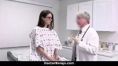 Reproduzir Pessoa inexperiente afetada pelo papel de exames abrangentes para fazer um exame prático de thomas mais sugerir exame de ciências naturais por pervertido médico até - maddy pode