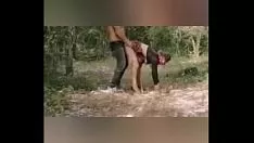 Riproduci I bspoil si dirigono verso le colline, io tra gli arbusti e le do la sua punizione quando la vedo fatta esplodere