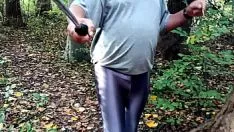 Riproduci Percorri il parco cittadino con i leggings lucidi con schegge
