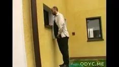 Reproduzir A jovem loira obscena vera sente a baioneta holle nela