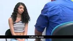 Reproducir Blacken adolescente cuestionada y follada por sigilo