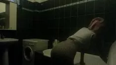 Jouer Kitty-cat digitate dans un bain de champion