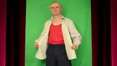 Reproducir El tipo herido está aquí para coquetear contigo, ¡como un striptease masculino!
