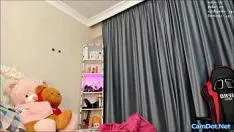 再生 彼女はおもちゃを吸います