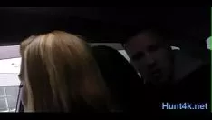 播放 非凡的女孩与有效的山雀挥霍dingdonga