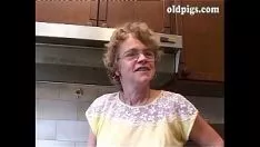 Redare Bătrână a casei suge un sashay tânăr