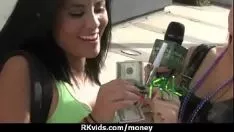 Reproduzir O dinheiro faz com que ela vagueie um cara legal 9