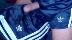 Afspelen Satijnen fetich xtreme satijnen nylon voetbalbroek met veel zaad