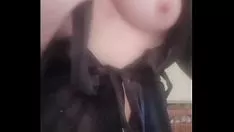 Riproduci Fumo cornuto e accarezzo le mie tette