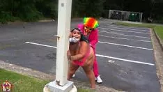 Riproduci Thejaidyngenus venus ha voluto lasciare che un clown scopasse gratuitamente e si è imbattuto in gibby il clown in giro