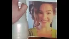 再生 私のカバーガール赤い滑らかな髪の女の子への証言として私の精液を贈って、後でfucworld-beater a kitty-cat toy