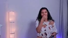 Jouer La belle et la brune aux gros seins se fait prendre pour établir une veste éventreur de couronne sur son maillot