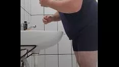 تشغيل مزلقة في وقت سابق إلى السرير وغسل الشوارب