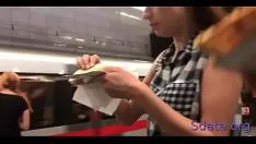 Играть Процесс всасывания капли от бессовестного красавца идеальной радки