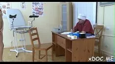 चलाएँ इमोशनल ब्रुनेट ओरिएंटल मे ने किटी-कैट क्विजर के साथ क्वालिफिकेशन को सराहा