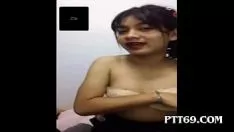 Oynat Kız kedicik kedisine yuva yaptı