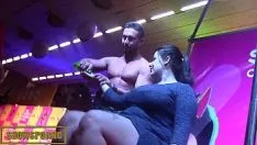 播放 男性脱衣舞代表与 3 个热小姐