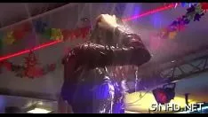 播放 地球粉碎高潮与美丽的辣妹和肿块