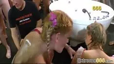 Oynat Eski yüksek alman fahişe çete upspang banyo yapmak alır
