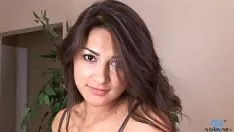 تشغيل مراهقة غير متدينة ترتدي قطتها الصغيرة