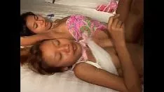 Abspielen Saori & Saya siamesische Jugendliche finden heraus, wie Eis von der Brust gleitet