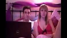 Играть Драгоценная пара перед вебкамерой, но она устала от мира