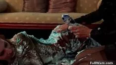 تشغيل الحصول على اثنين من الأطفال الساخنة اليورو يكافحون الغذاء الصلبة وام