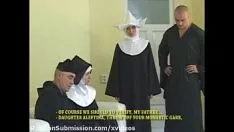 Oynat Küstah sarışın rahibe manastırda fizyolojik mülkiyet cezasına çarptırılır