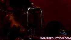 Reproducir Imani Conquista frente a su consolador humano y frente a él se lo folla deletrear electrocución sus nueces