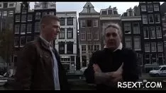Afspelen Spannende floozy beklimt een pronkerige punter en prikkelt het slim