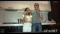 Abspielen Sie spielt mit dem prahlerischen Kerl