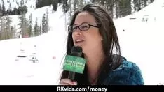 Reproducir falda no profesional se somete a dinero por una cogida 22