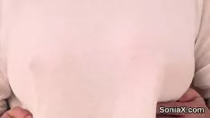 Abspielen Ungenaue britische Milf Edelfrau Sonia reicht ihre großen Melonenreben ein