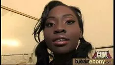 Afspelen Ebony tree baby neemt een hete groepsneukbeurt 15