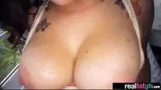 Abspielen Laienhaftes Mädchen quält Sashay bei Videoaufzeichnung mit Fernsehkamera-04