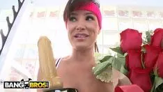 Reproducir Spangbros - lisa ann da la bienvenida a hotscreen milf present y se folla a chris fondles