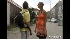 Играть Эмоциональный ребенок систематически разносил глотку, чтобы начать головную боль.