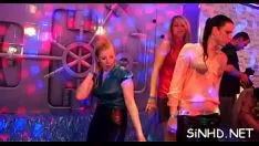 Reproducir Flanquear pandillas hasta spang porno