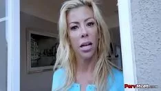 تشغيل أمي الرسام تمتص سلالمها بشدة رشيقة