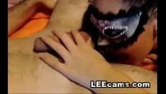 再生 テレビカメラに映る若者