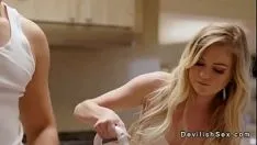 تشغيل زوجة شقراء متزوجة تخون زوجها مع شخص غريب