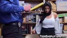 تشغيل سارق مراهقة ناعمة تعطي قطتها الصغيرة لشرطي خالٍ من الشحنات