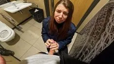Afspelen Betaald met een nat poesje en sperma ingeslikt