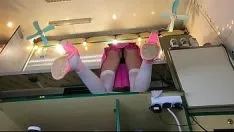 Reproducir Estas sexy bragas vírgenes cubrían demasiado su coño, así que tuve que arreglarlo.