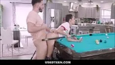 Reproducir Usedteen - pequeña y linda adolescente de uso gratuito es utilizada por un compañero de cuarto después de una apuesta de billar - freya von doom, peter green