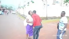 Reproducir Una orgía entre dos chicos y una guapa chica durante la preparación de la fiesta de pascua en camerún tras salir de la iglesia. ver en el matón callejero africano